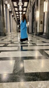Рассказ из жизни продавца посуды и голубое пальто необычного цвета в центре Милана