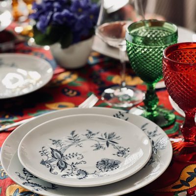 servirovka-novogodnego-stola-classic-blue Белый фарфор Classic Blue с синим рисунком марка Langenthal Швейцария